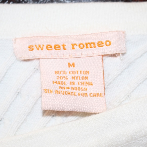 Sweet Romeo, V-neckline in the front and back - Picture 6 of 6